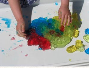 #fridayfunday! Sensory play with jelly, a great way to explore your sense of touch! Lots of vocabulary opportunities too -squishy, sticky, slippy, slimy, smooth...You can explore your other senses too: smell, taste, sight, hearing.  
#sensoryplay #sensoryfun #AutismAwareness