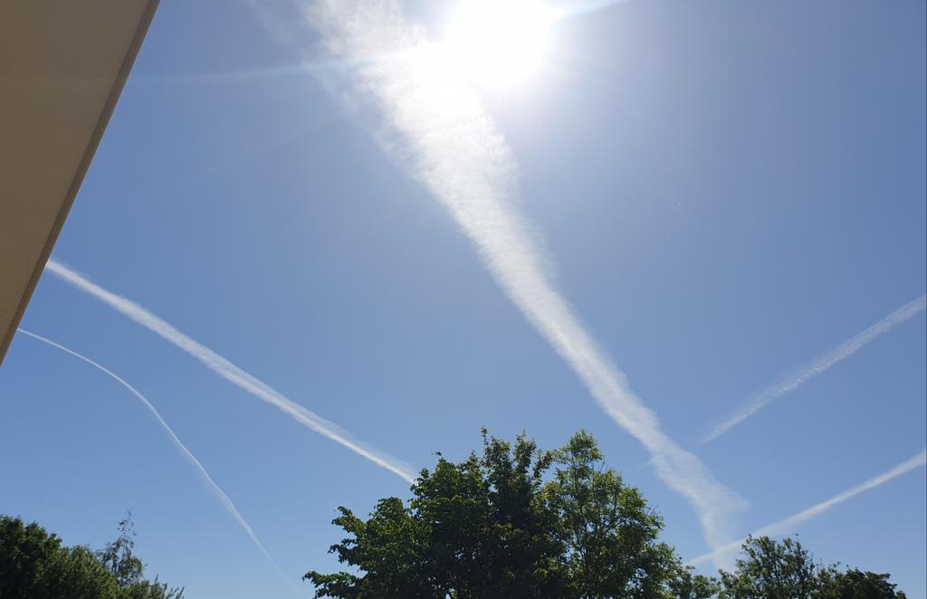 000Kayakman's tweet photo. How sad is this after having vapour free skys. Won't take the #humanrace long to go back to polluting & back on track to destroying our wonderful #planetearth. Less #airtravel AND Less #Cruiseships Cruise ships ARE the worst #airpolluters & #dumpwaste at sea. https://t.co/XbCELPlzHu