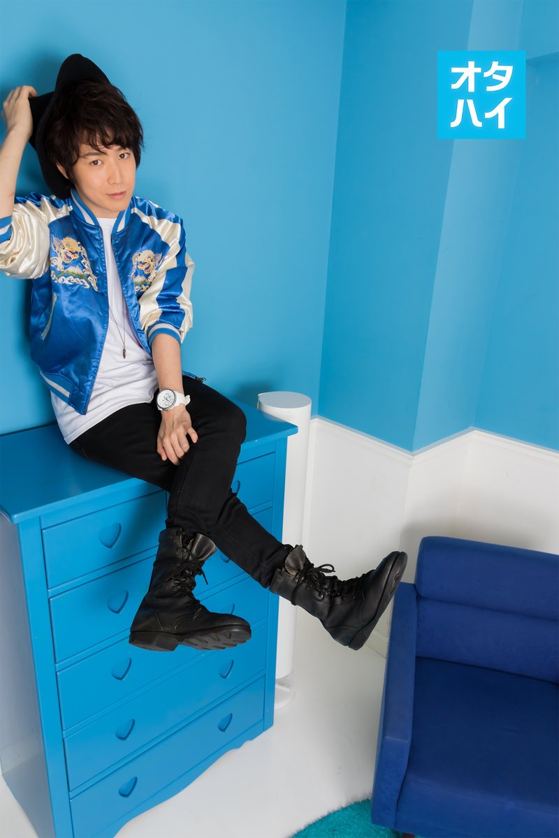 triple_stage's tweet photo. 【衣裳コンセプト紹介】
《オタッカーズ・ハイ》
毒島／鎌苅健太
読んだ時、絶対スカジャンだ！って思ってしまいまして。前作 #恋アン が真っ赤だったので青くしましたwチラシでは女優帽かぶったのですが、動きづらいと言われ本番はNGに…白くてゴツい腕時計がポイントで気に入っています。
#オタハイ https://t.co/Klo7v8sZgM