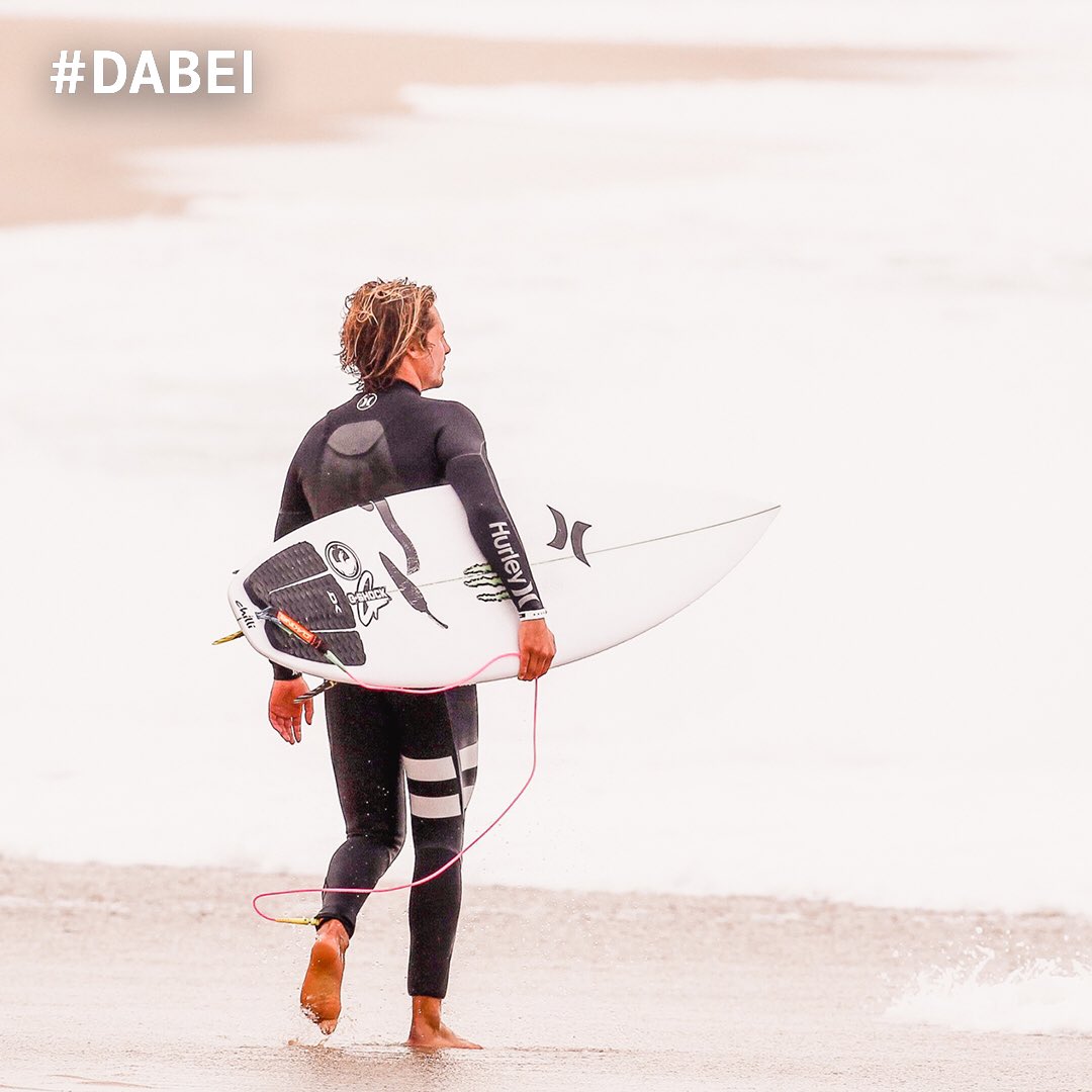 dabei_tv's tweet photo. @nicvonrupp ist heute ab 20:00 bei uns im Talk #DABEI 🌊🏄‍♂️💨 #bigwave #surfing 
.
Wir wünschen euch einen schönen Freitag und ein entspanntes Pfingstwochenende. 🙌 https://t.co/ChglyZV8kB