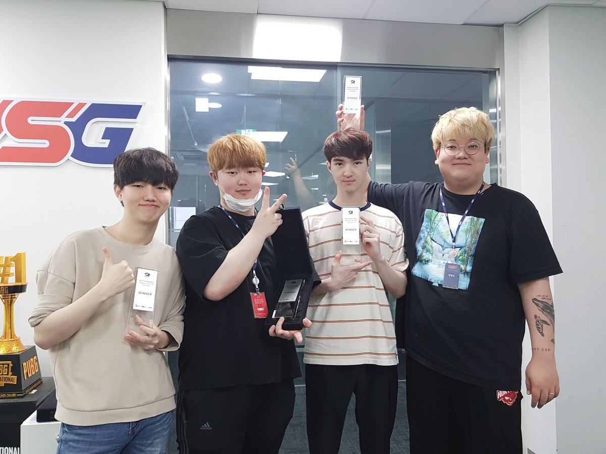 vsgteam's tweet photo. 2020 BSC S2 우승 트로피 도착!! 😏
이번 대회도 우승 가자잇!! 😁 #VSGWIN 🔥 https://t.co/nHYYzOe5kM