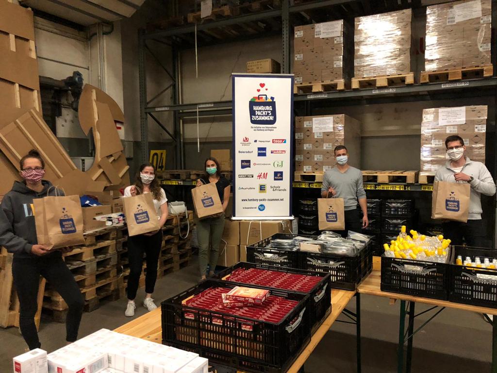 hochbahn's tweet photo. #hamburgpacktszusammen und unsere Azubis packen mit an: Bei der gemeinschaftlichen Hilfsaktion werden 20.000 Taschen für Hamburgerinnen und Hamburger gepackt, die momentan besonders unter den Folgen der Covid19-Krise leiden. #hhpz https://t.co/5Gj2z1eNPy