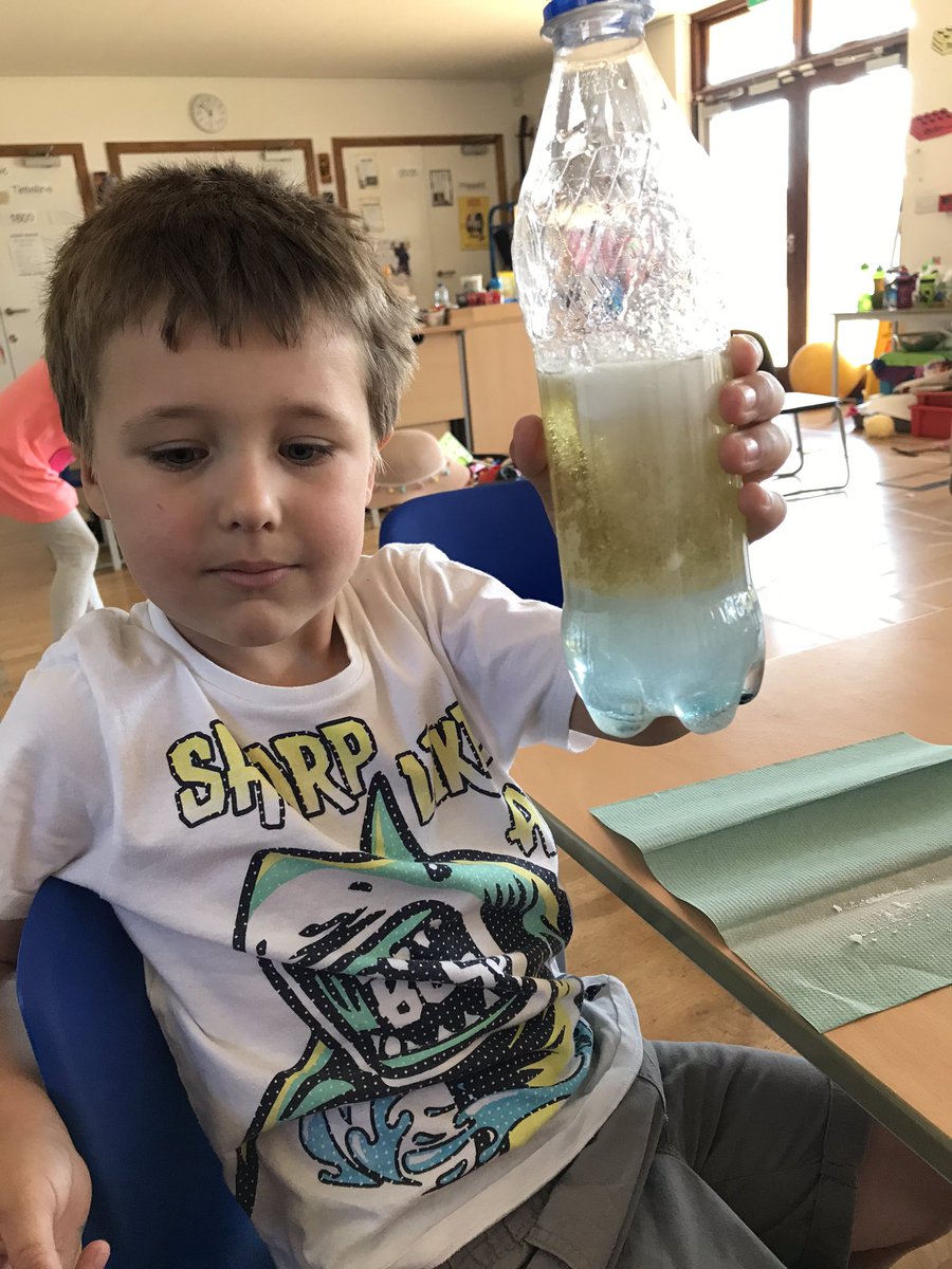 CosterMiss's tweet photo. @Temple_Sutton The children have been experimenting using water, oil, food colouring and alka-seltzer tablets to create a lava lamp effect. https://t.co/lXYaMjoLkY