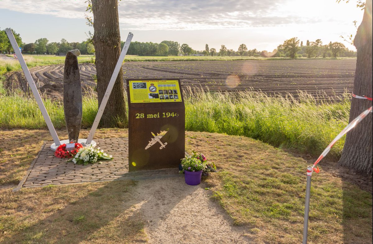 Wapenbroeder's tweet photo. Wapenbroeders van de Afdeling Cranendonck waren op 28 mei 2020 present bij de herdenking bij het Toom Crash Monument in Budel. In deze vanwege de coronamaatregelen aangepaste ceremonie werd de bemanning van de LK 811 herdacht die hier op 28 mei 1944 crashte. https://t.co/2mPygbzfrs