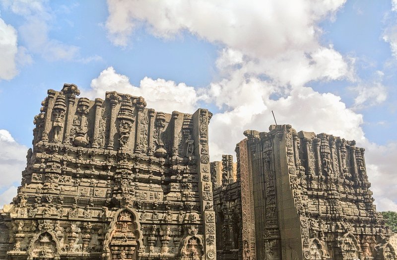 Bugga Ramalingeswara temple was built in the 15th century during the reign of the Saluva dynasty of the Vijayanagara kingdom, is located by the banks of the Pennar river and is dedicated to Lord Shiva who exists here as a swayambhu linga.(1/5)