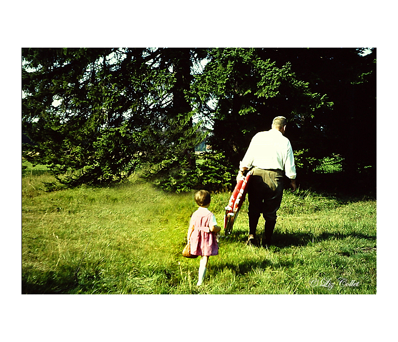 LizCollet's tweet photo. So #ZumZwölfeläuten wird's Zeit, ins Dirndlgwand z'schlupfen, mit'm Picknickkörbl in der Hand ab in den Wald und mit'm Drahtrössl entlang der Hänge des Blauen Landes das WE einzuläuten. Im Körberl Kaffee und Kuchen dabei. 
Schönes WE für Sie alle!

#SocialDistancingAtItsBest https://t.co/0cwczsJ8X2