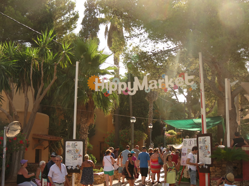 Hippiemarkt Punta Arabi, een paar jaar geleden al wel. Wat een fijn plaatje hè zo met dat zonnetje? Wat mis jij het meeste van Ibiza? De stranden, restaurants, clubs of het shoppen? Ik ben benieuwd! ibizagevoel.nl/hippiemarkt-pu…