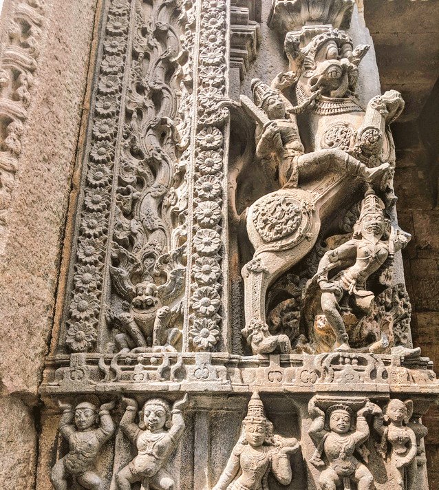 In spite of having been plundered many times by Muslim rulers, this architectural marvel of a temple has somehow managed to withstand the test of time.While its incomplete, yet majestic Gopurams take center stage, it has beautiful carvings and sculptures all over the temple(3/5)