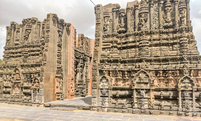 In spite of having been plundered many times by Muslim rulers, this architectural marvel of a temple has somehow managed to withstand the test of time.While its incomplete, yet majestic Gopurams take center stage, it has beautiful carvings and sculptures all over the temple(3/5)