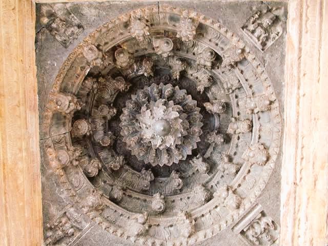 It could be the sapta swaranga musical pillars in front of the Vishnu shrine (very similar to the musical pillars of the Vittala temple at Hampi), the beautiful carvings on the ceilings (very similar to the Hoysala style) or the epics depicted on walls(4/5)