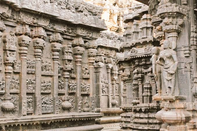 It could be the sapta swaranga musical pillars in front of the Vishnu shrine (very similar to the musical pillars of the Vittala temple at Hampi), the beautiful carvings on the ceilings (very similar to the Hoysala style) or the epics depicted on walls(4/5)