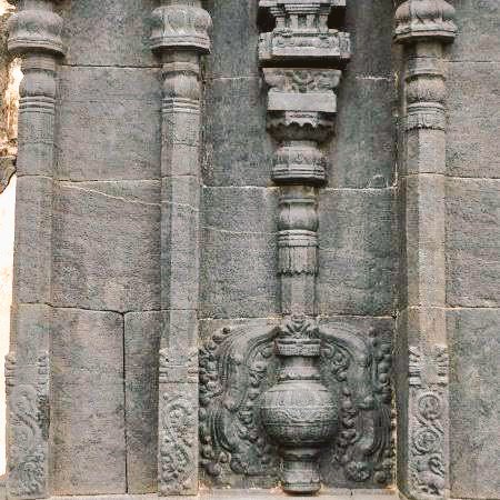 It could be the sapta swaranga musical pillars in front of the Vishnu shrine (very similar to the musical pillars of the Vittala temple at Hampi), the beautiful carvings on the ceilings (very similar to the Hoysala style) or the epics depicted on walls(4/5)