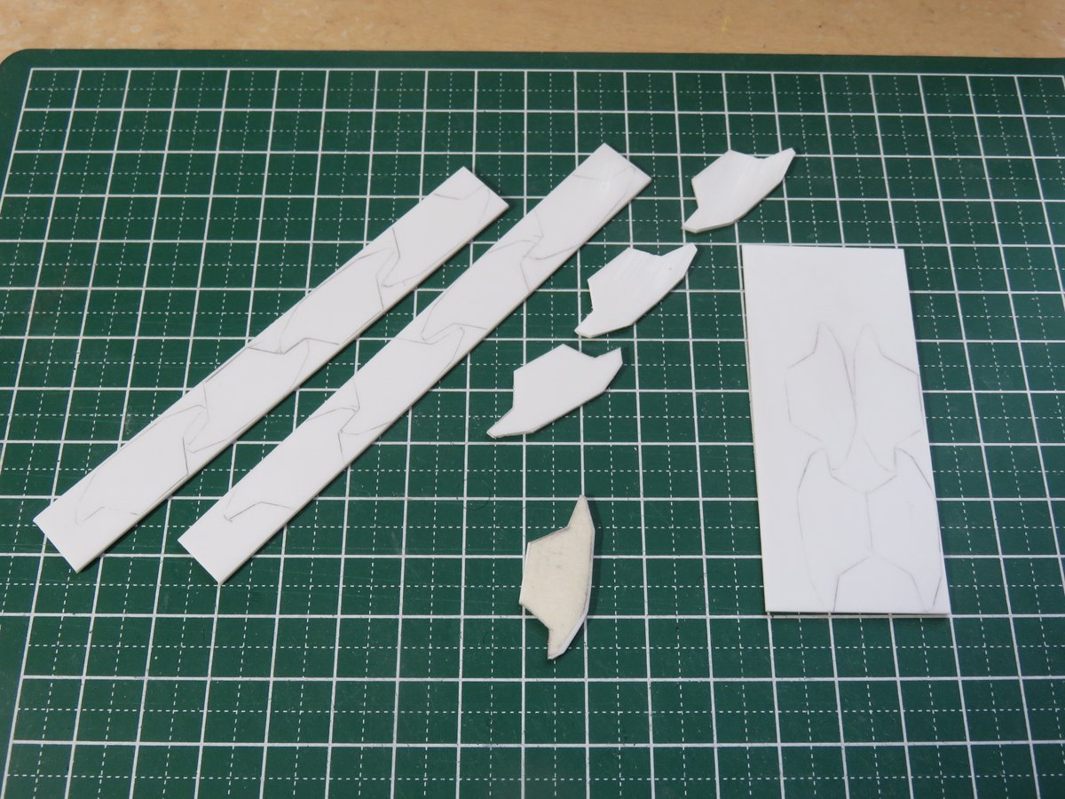 射水宏 前腕をプラ板積層で製作 関節入れる部分の段差やダボ穴の深さそろえるため両腕分で1 2 12枚1 0 4枚と結構細分化 瞬着点止めで全体整えた後積層単位で形状変更 最後に全部ばらして順番並べ替えて接着 効率悪いね メガゾーン23 ハーガン