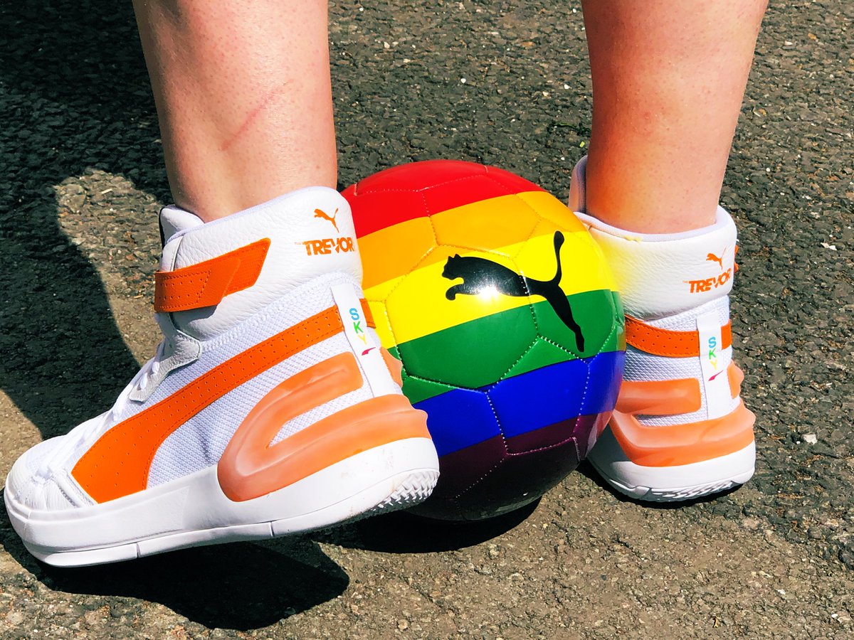 .@PUMAHoops Sky Modern @TrevorProject edition launched to support #LGBTQ mental health in the US find themselves alongside @pumafootball rainbow football ⚽️🏳️🌈 for @fvhtweets in the UK
#iconic 😉
THANKYOU @PUMA 🙏 https://t.co/B1gKKxeq02