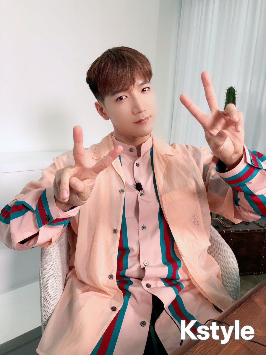 Kstyle_news's tweet photo. 【KstyleのLINE友だち限定配信】

このあと20：00～2PMのJun. KのLINE LIVE第二夜‼
今回もMC古家さんと仲良くリモート収録配信🎵

第二夜では…オンラインライブのティザー映像も公開▼
https://t.co/UkJEKPy5LS

💁LINE公式アカウント友だち追加は▼
https://t.co/bJP3X8oO7I #2PM #Jun_K https://t.co/O4dQQhovAu