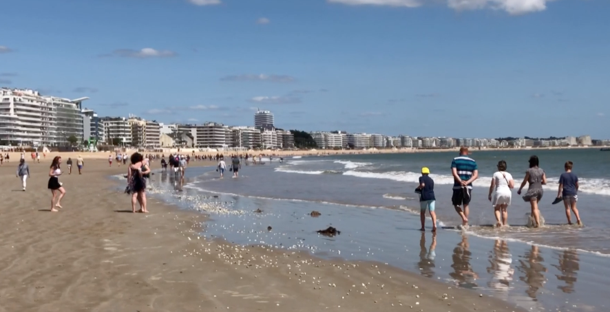 telenantesinfo's tweet photo. Plages : retour à la normale mardi. Le préfet a annoncé ce matin la fin du mode "dynamique" après ce grand week-end. Farniente et bronzage sur sa serviette à nouveau possible. @Prefet44 https://t.co/f3BPWPwxN3