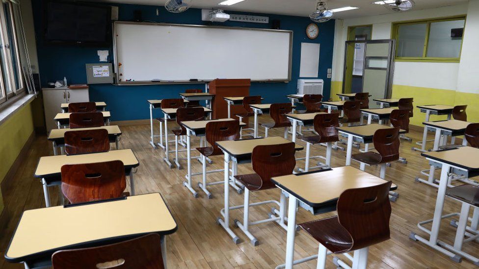 BBCIndonesia's tweet photo. Virus corona: Hanya beberapa hari dibuka, ratusan sekolah di Korea Selatan harus ditutup lagi karena lonjakan kasus. https://t.co/Gkj7iFm3Wt https://t.co/Jpd12eSOOa