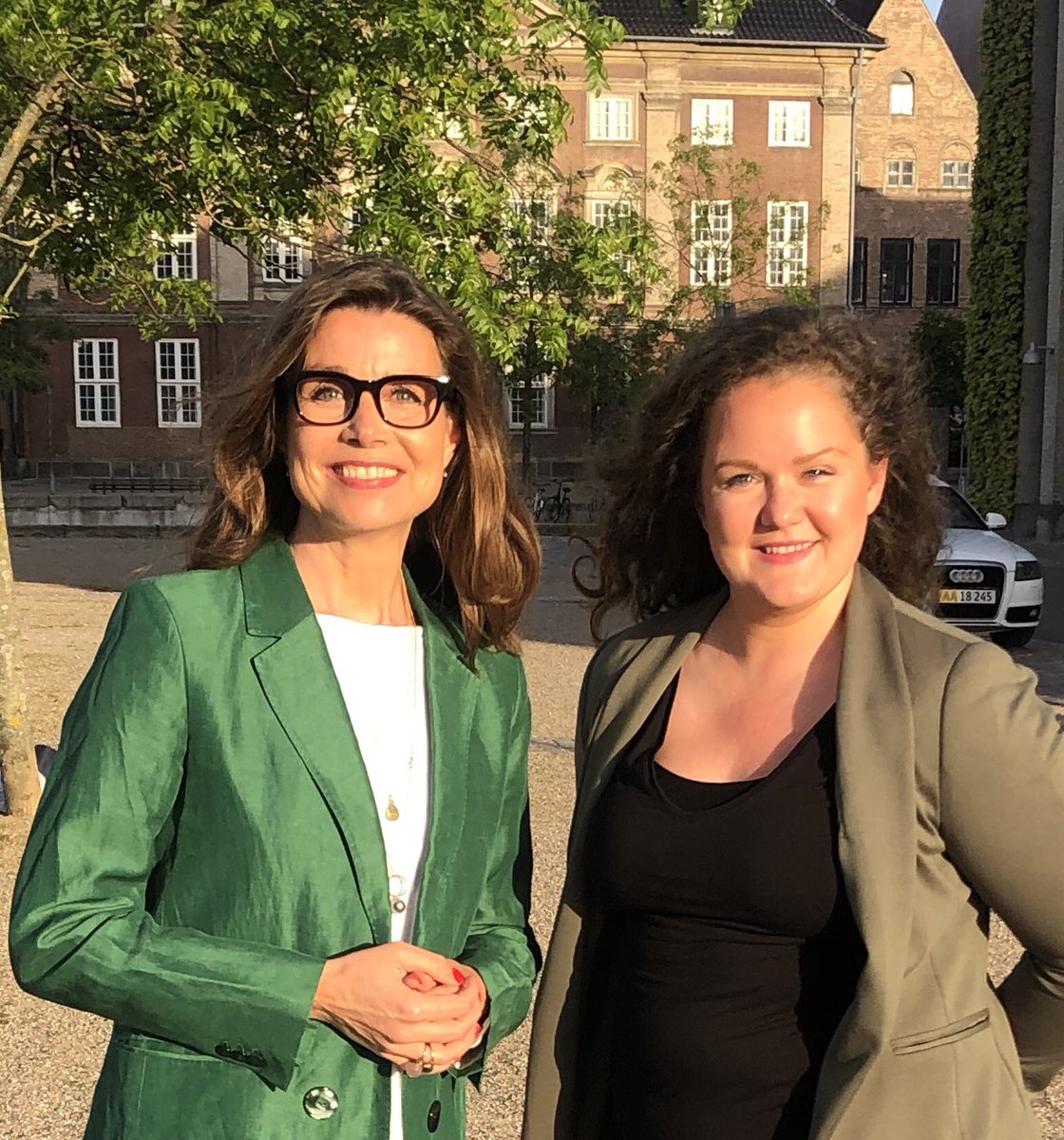 WeissPernille's tweet photo. Stærkt kort nu på mit team! @AnneHauge fra @EuropaBev er fra 1. juli head of office 💚 sammen med head of politics, @AvWLovgreen er jeg flankeret af de bedste 🇩🇰💪🏻🇪🇺 https://t.co/FmyeC0uCYJ