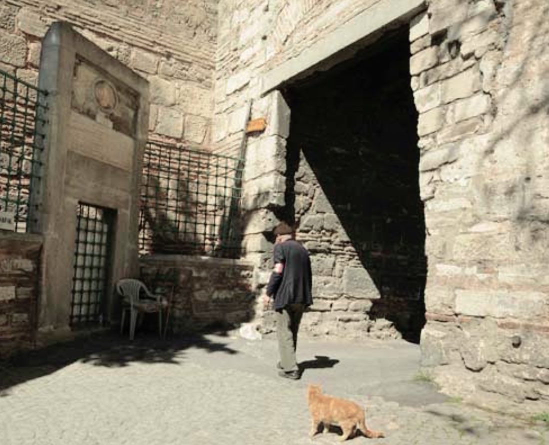 Fethe açılan kapılar...
Surdaki ufak bir gedikten çağların, nesillerin istikbâlini, ebediyetin yolunu fetheden ataya, ecdada rahmetle...
Fethin Fatih’ine Fâtiha’larla...