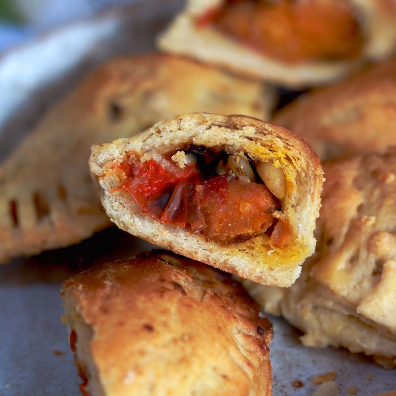 energisethrive's tweet photo. Weekends call for baking and comfort food, and these Vegan Spiced Butternut Squash Empanadas do just the trick 😜😋

https://t.co/cFmdgjjH08

#empanda #butternutsquashrecipe #vegancomfortfood #veganbbq #harissarecipe #easyveganbaking #easyveganrecipe #dairyfreepastry #veganfood https://t.co/q0Y7OduyID