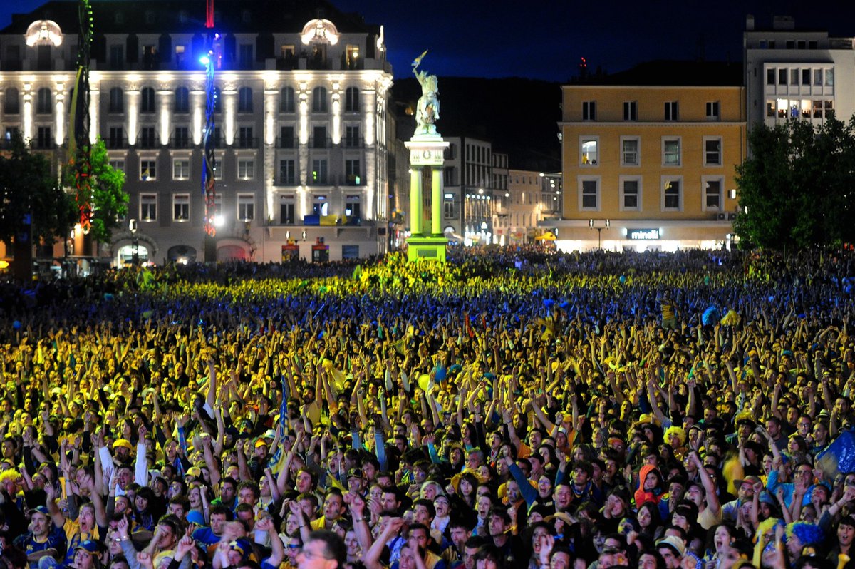 TeamYellowArmy's tweet photo. 29 mai 2010 : Jaude !
La place tremble de bonheur suite au titre de l’ASM 💛💙
#ASM2010 https://t.co/S2Ibdnytan