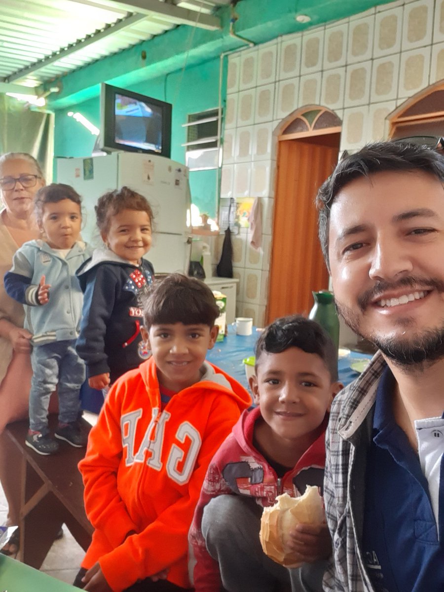 edsonrocha25's tweet photo. Bom Dia Liliana e Sérgio, Eu, Minha Mãe Maria Do Socorro e meus filhos Murilo, Arthur, Maria Luísa e Maria Elisa, tomando nosso café da manhã e acompanhando as notícias do #BDMG https://t.co/GpXII4Srh3