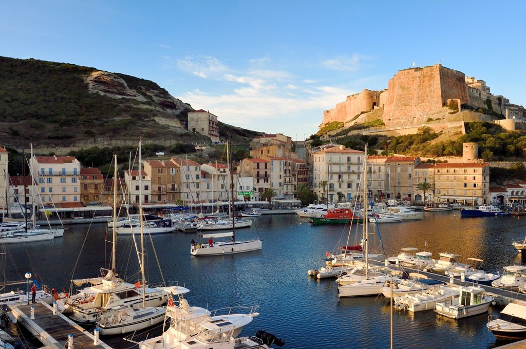 dimeglio_m's tweet image. [THREAD] Le tourisme de masse, ce mode touristique qui favorise notre économie mais fait tourner la tête à nos mentalités. Pourquoi je ne me suis jamais senti aussi bien qu’aujourd’hui à Bonifacio.