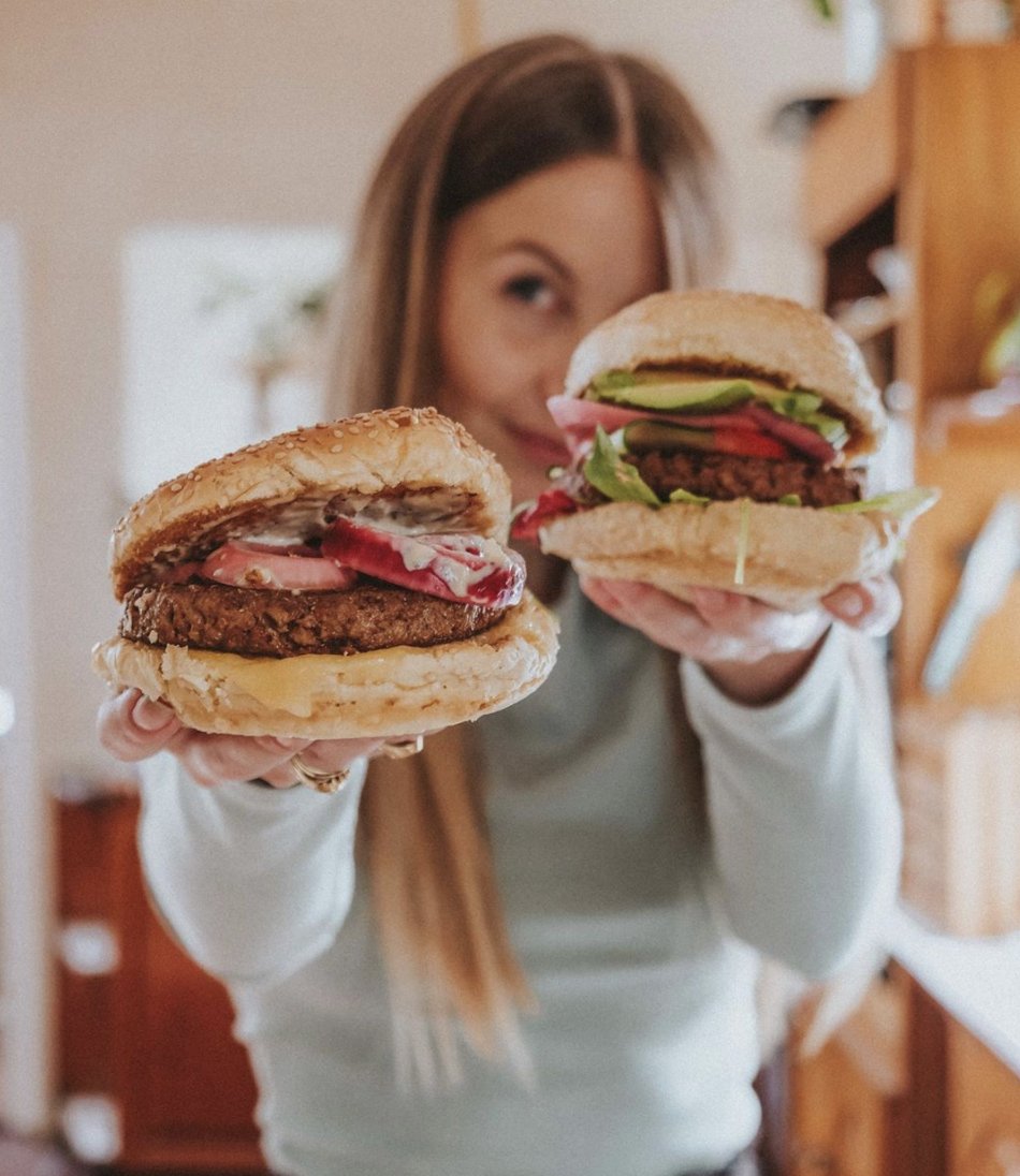 candibodfitness's tweet photo. WHO BURGER’D BETTER?! 🍔🍔 w/ @FrysFamily #beyondtheimpossible @candibod https://t.co/pqkVO90Gyb https://t.co/suQSINatW0