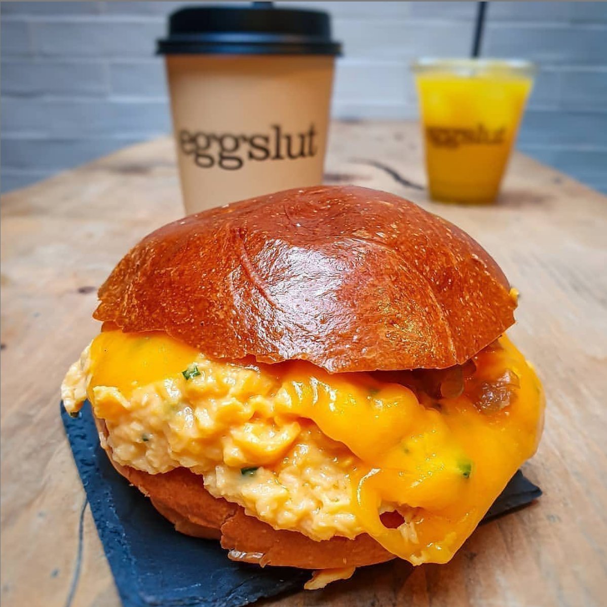 letsgettasty's tweet photo. Wakey, wakey - eggs and bakey! 🍳 ☀️ Who fancies one of these scrumptious brioche buns from @EggslutOfficial #NottingHill

Cage-free soft scrambled eggs, chives, cheddar, caramelised onions and sriracha mayo. Order now on @UberEats 🚚

Photo: 📸 @oana_eats via Instagram https://t.co/482Z2Fy8Y9