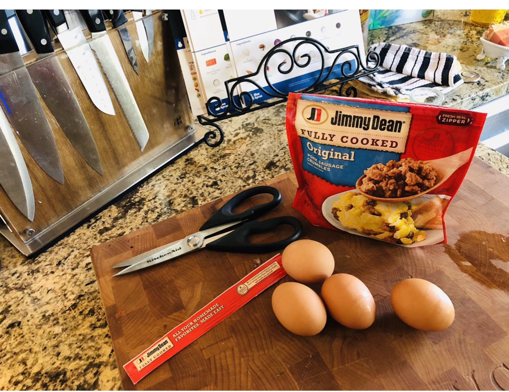 ValuEngager's tweet image. So where are the #jimmydean crumbles? Been looking in #gianteagle  ever since week one of the lockdown.
I love the turkey ones  but occasionally go for the original version. My daily omelet just isnt the same! Jimmy set the crumbles free!!!