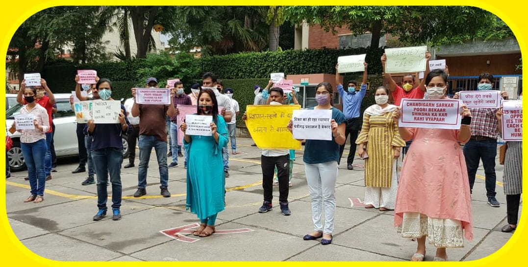 ChdParentsAssn's tweet image. Protest location: Saupin&apos;s School, Chandigarh

@KirronKherBJP @manuparida1 @ChandigarhAdmin 
Are you even listening? 
Do you really want the parents to sell anything, but pay fees to the closed schools?

#NoSchoolNoFee 
#UploadBalanceSheets
#WhereIsKirronKherMP