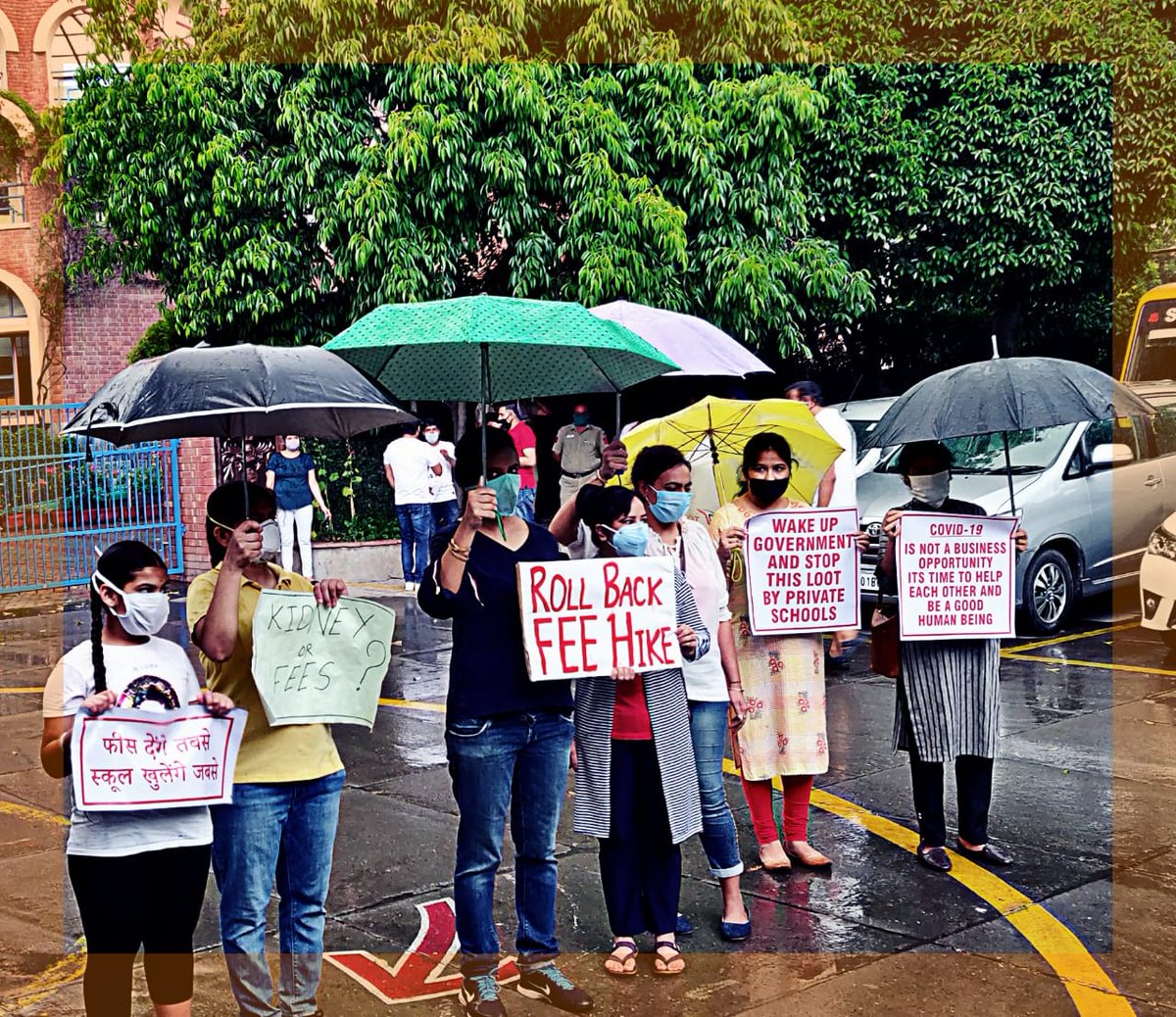 ChdParentsAssn's tweet image. Protest location: Saupin&apos;s School, Chandigarh

@KirronKherBJP @manuparida1 @ChandigarhAdmin 
Are you even listening? 
Do you really want the parents to sell anything, but pay fees to the closed schools?

#NoSchoolNoFee 
#UploadBalanceSheets
#WhereIsKirronKherMP