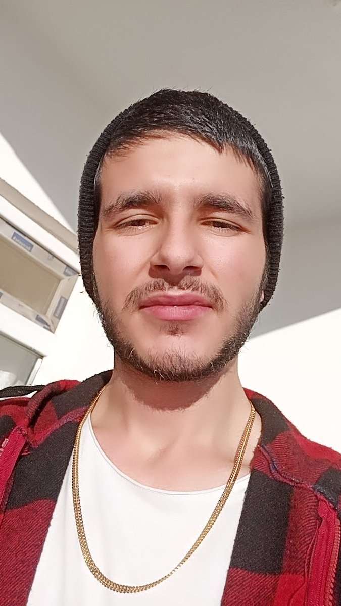 Gülmeyi çok gördüler o yüzden gülümsememiz yarım kaldı...