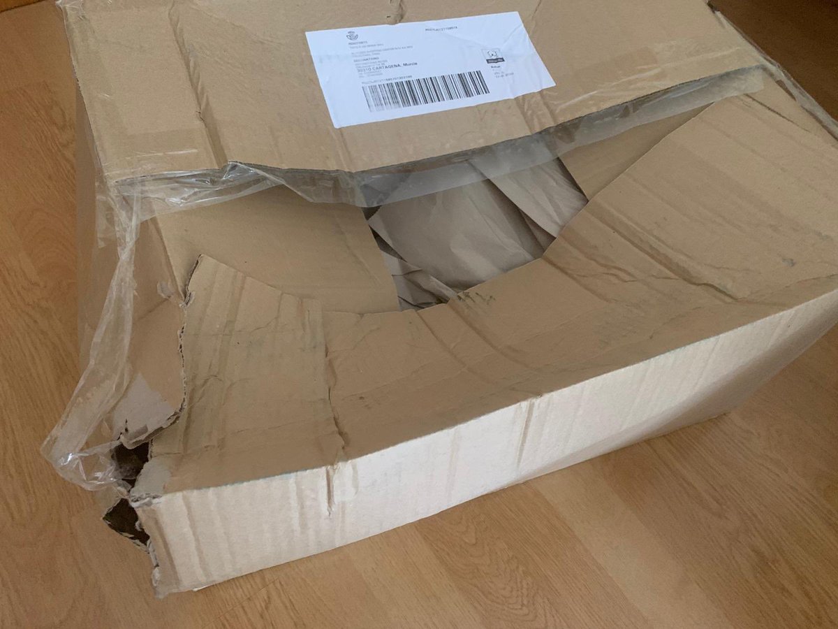 supercolome's tweet photo. He recibido mi compra realizada a @ToysRUsEsp, me lo han enviado a través de @CorreosExpress @Correos, así lo he recibido. Espero que tomen nota @ToysRUs https://t.co/vV3RItDXzV