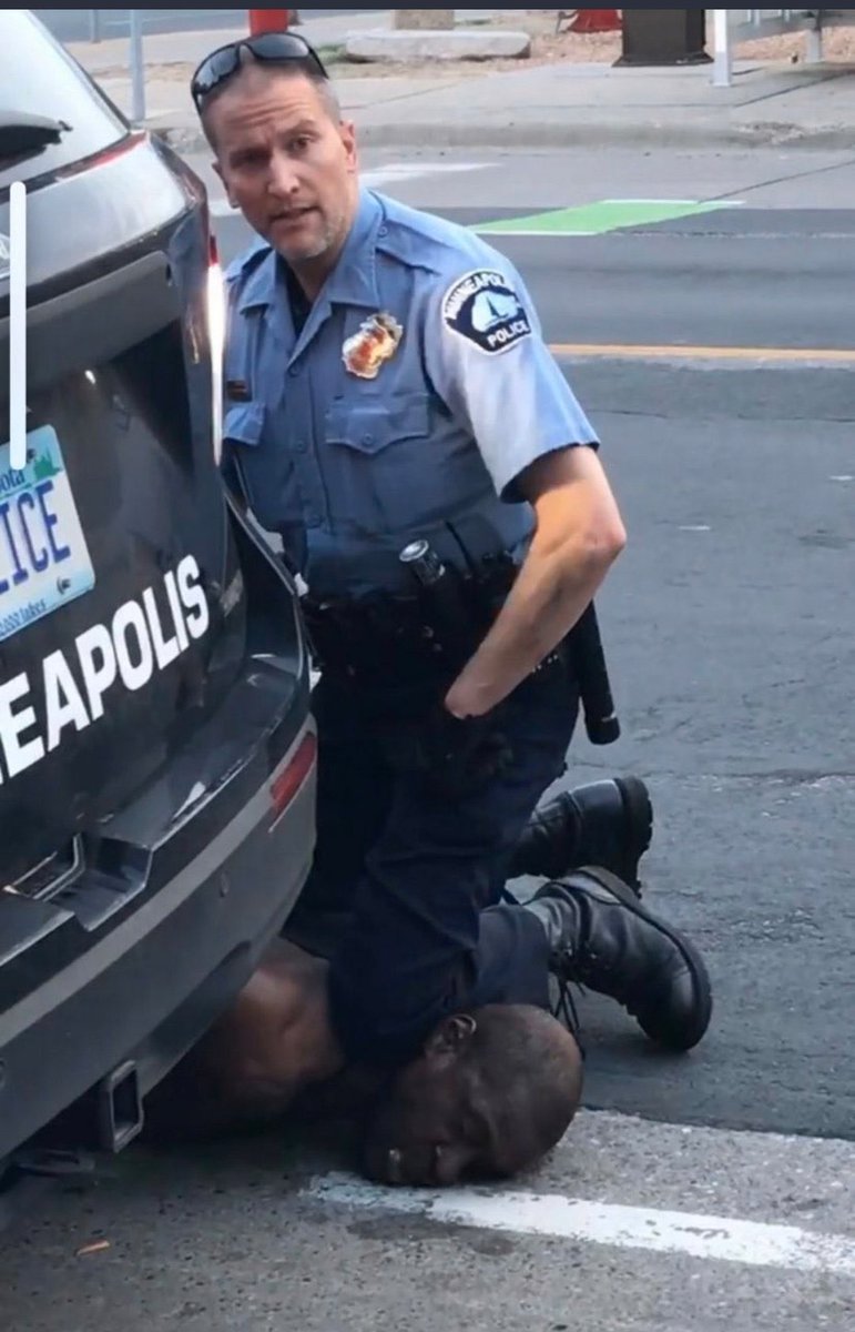 Dang017's tweet photo. Imagine being pressed down onto concrete with a 200-ish pounds sitting directly on your neck. This man was f*ck*ng begging for his life. We watched a man being killed for 10 agonizing minutes. Imagine dying that way. #GeorgeFloyd #GeorgeFloydWasMurdered https://t.co/HjVnWPzO1f