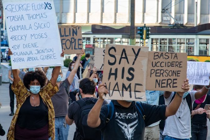 WillHerondaleJM's tweet photo. Milano ha protestato per l'omicidio di George Floyd davanti al consolato americano. Sono davvero commossa, è bello vedere le persone attivarsi concretamente💛 #BlackLivesMater #BlackLivesMatter https://t.co/aF3a7p2ECn