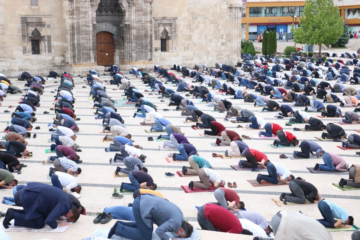 sozler_kosku's tweet photo. Yurdumuzun Dört Bir Yanında Cuma Namazlarında Tekrardan Allahuekber Sesleri Yükseldi Elhamdulillah ☝️ 

#CumaNamazı https://t.co/KlQGhip3fo