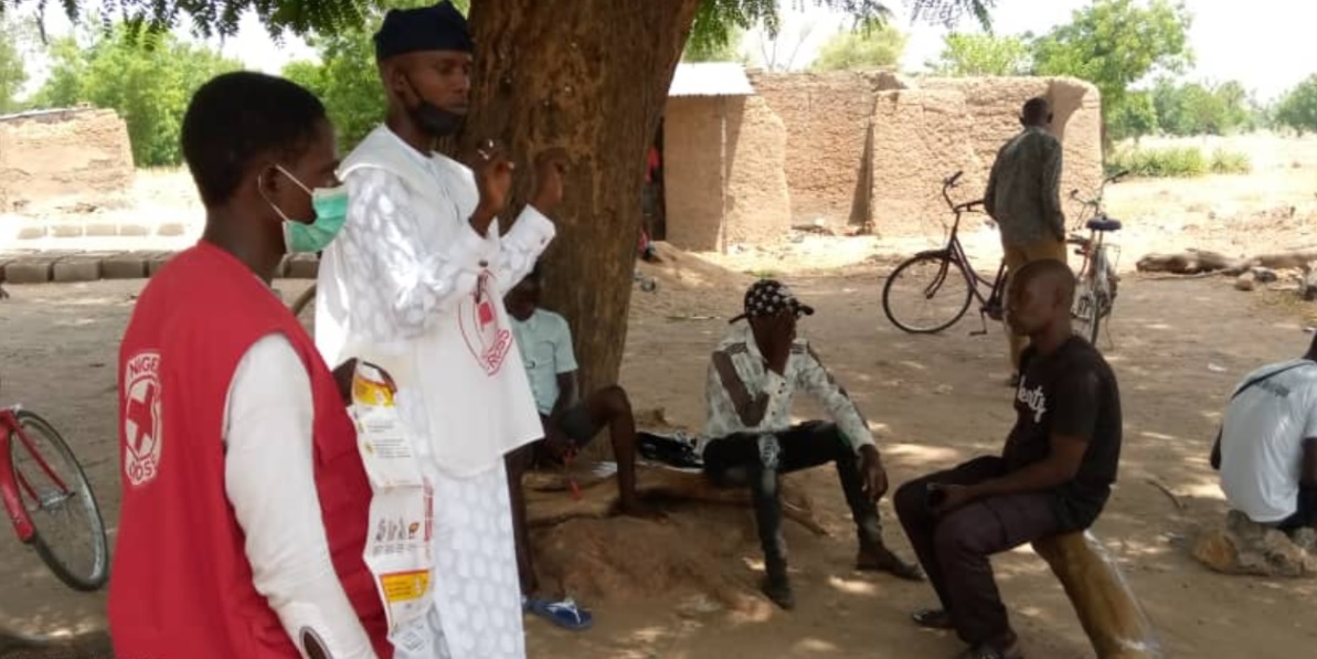 NRCS_Adamawa's tweet photo. @NRCS_Adamawa volunteers are working round the clock to promote safety among vulnerable people.
The Campaigns awareness regarding the dangers and ways of protection from COVID-19 is still on going in almost all the communities in #Adamawa. a #pictures  from Kopa Village. https://t.co/avxcTl6h0B