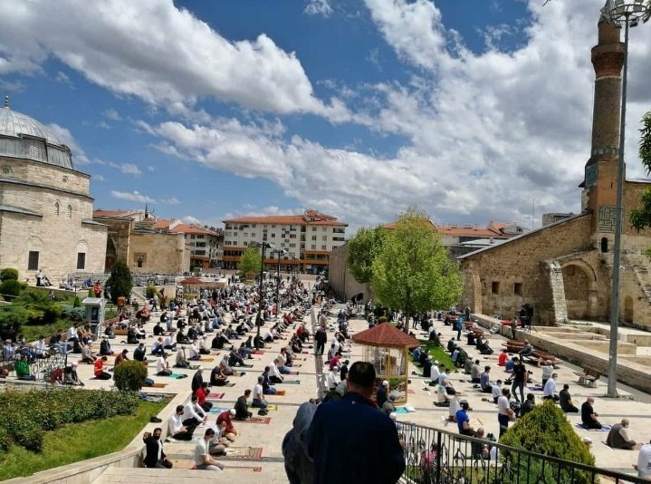sozler_kosku's tweet photo. Yurdumuzun Dört Bir Yanında Cuma Namazlarında Tekrardan Allahuekber Sesleri Yükseldi Elhamdulillah ☝️ 

#CumaNamazı https://t.co/KlQGhip3fo