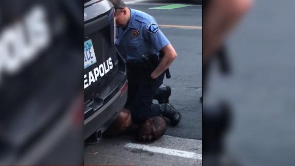 Di US tengah hot pasal kematian seorang lelaki berkulit hitam bernama George Floyd pada 25 Mei yang berpunca daripada tindakan seorang polis yang melutut pada lehernya semasa menahannya.Sebelum maut, Floyd berkata "I can& #39;t breathe" selama 15 kali tapi tak dilayani.