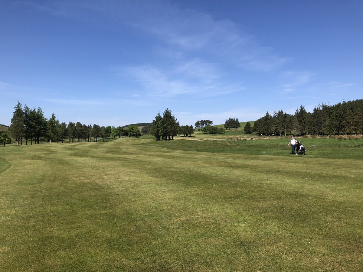 Bru_sterRooster's tweet image. It’s like it’s never been away! Cracking day at @WestLintonGolf with @AndrewM11727221.   Sunshine, birdies &amp;amp; sand.  

Shout out to @stufergusonmg &amp;amp; the boys for the course set up (very friendly) &amp;amp; condition. Golf as it should be played. 

#SameBall #NotSayingGolfIsBack #NewBag 😉