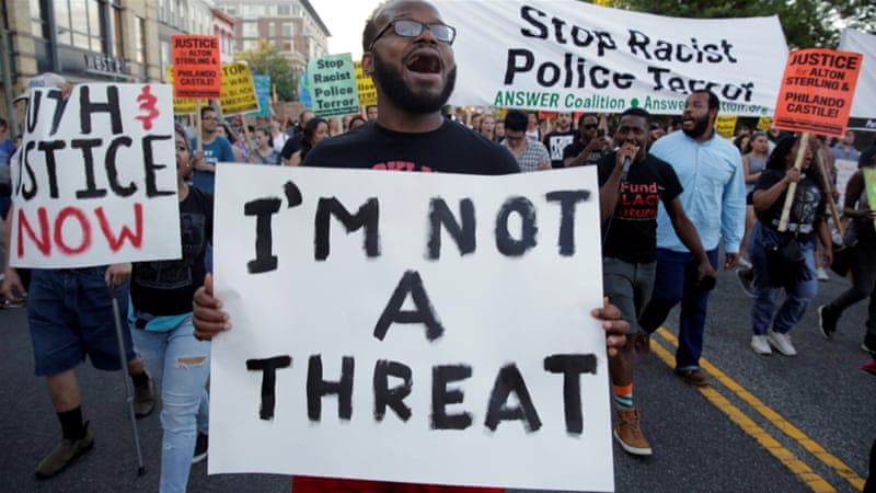Diorang marah sebab isu keganasan polis (police brutality) terhadap Blacks bukan benda baru. Kajian Universiti Rutgers kata setiap 1 daripada 1000 Blacks ada risiko dibunuh oleh polis, 2.5 kali lebih tinggi berbanding Whites. Sebab tu ada gerakan "Black Lives Matter".