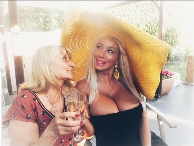 Avec ma copine Jocelyne....... https://t.co/lrvlslPYf4<a href="/tag/tittytuesday"class="tags"><span>#tittytuesday</span></a>