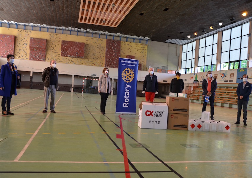 rotarymagfr's tweet photo. #RotaryAgit
Le Rotary Club de Thionville fournit un important stock de protection anti Covid-19 en collaboration avec l’association Fleurs pour le Liban de Nancy d'une valeur d’environ 40 000 €. 👍
https://t.co/jFWLEN9oi0 https://t.co/STOo7XKvUI