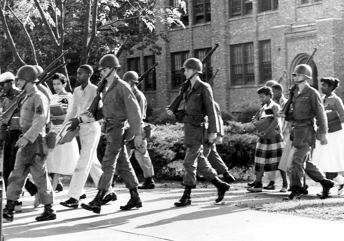 Gambar budak White menjerit kat budak Black mengejutkan Presiden Dwigh Eisenhower, sampai dia mengarahkan National Guard untuk melindungi 9 pelajar Blacks ini ke kelas.