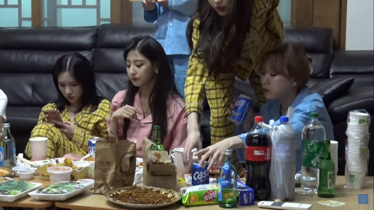 nothing, i just find this cute when mijoo asked where her beer is then yejeong responded in unison 