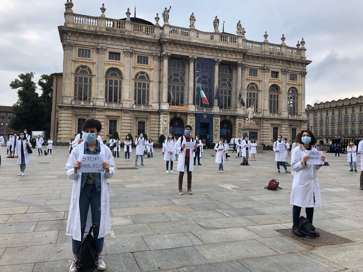 giovanimedici's tweet photo. ❌29😷

Noi abbiamo manifestato in modo unito e coordinato in tutte le principali città italiane. 

Siamo medici, ieri ci chiamavate eroi, a #Genova come a #Catania. 

Siamo medici, non vogliamo essere eroi. Chiediamo solo rispetto e investimenti per #formazione e #SSN https://t.co/gF1gUtq4Lt
