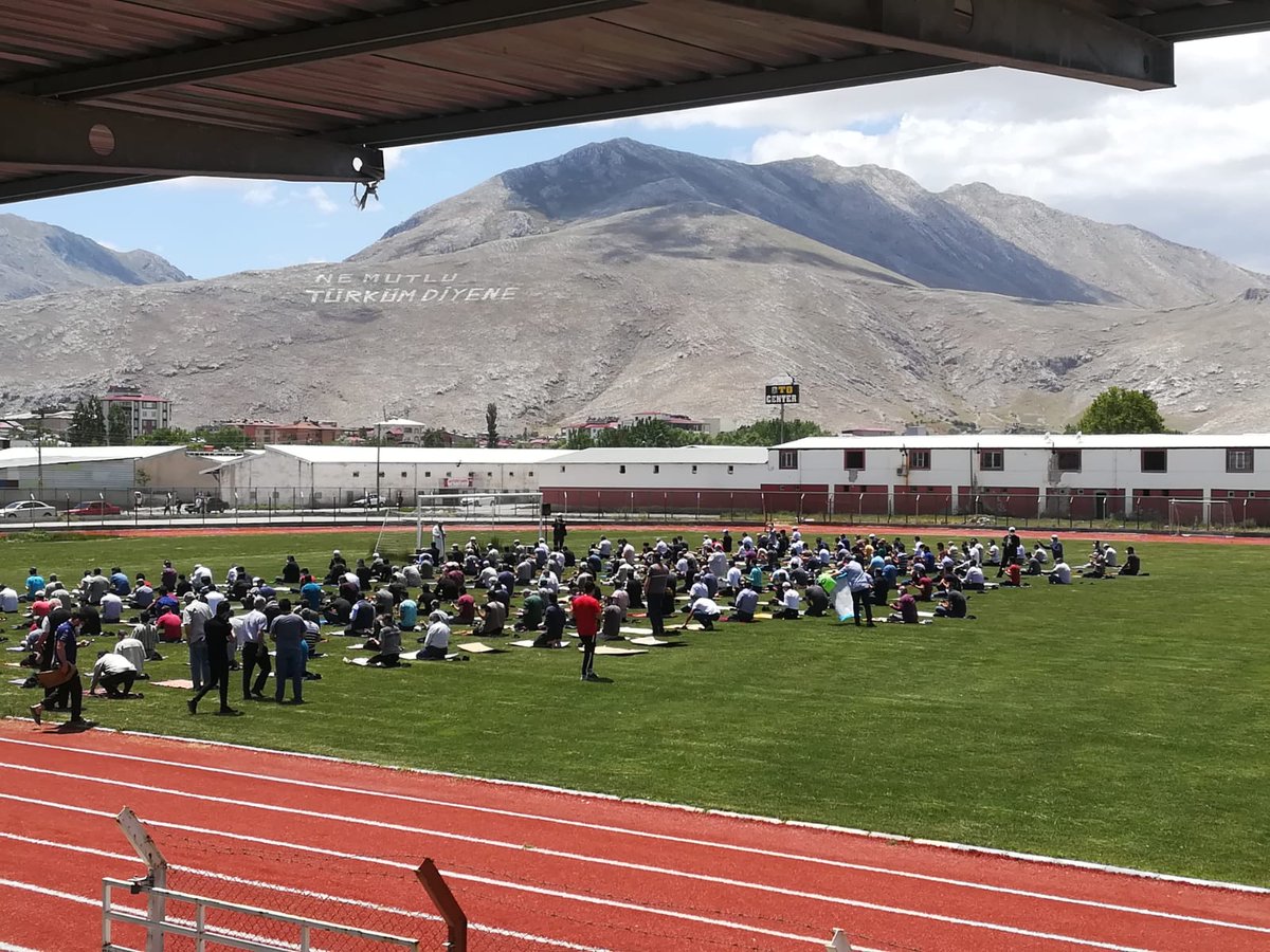 Uzun bir aradan sonra bizlere Cuma Namazı'nda buluşmayı nasip eden Rabb'imize Hamd olsun.
Açık Spor Tesislerimizde Çim Futbol Sahamızda uzun bir aranın ardından ilk Cuma namazımızı eda ettik.