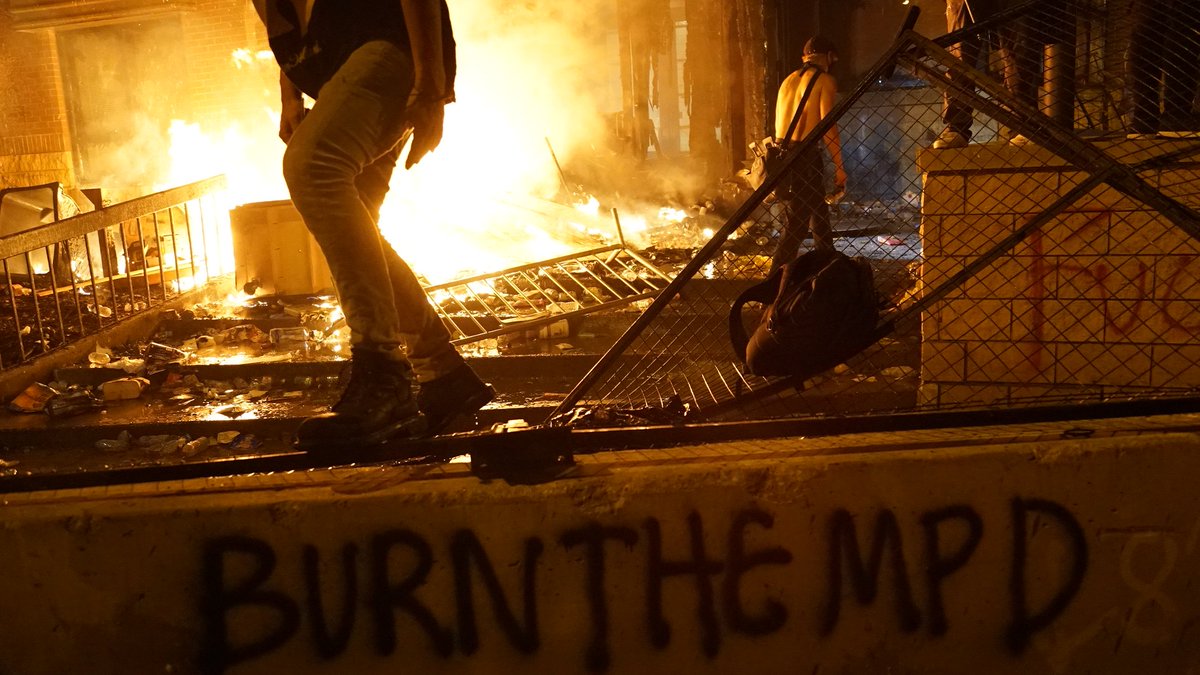 The  #3rdPrecinct was burning steadily at ~11 p.m. last night. The grounds were covered with graffiti, while the building was occupied inside all the way to the rooftop.Spray-painted on a barrier is the phrase "Burn The MPD" #GeorgeFloydProtest