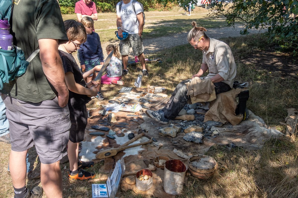  #PATC5 14/20 We hold ‘Pop-up Prehistory’ days at various points around the  @chilternsAONB and engage ancient craftspeople like  @kimbiddulph  @ancientcraftUK  @SallyPointer  @DavidWillis  @HommelBee to bring the past to life in the monumental settings for families